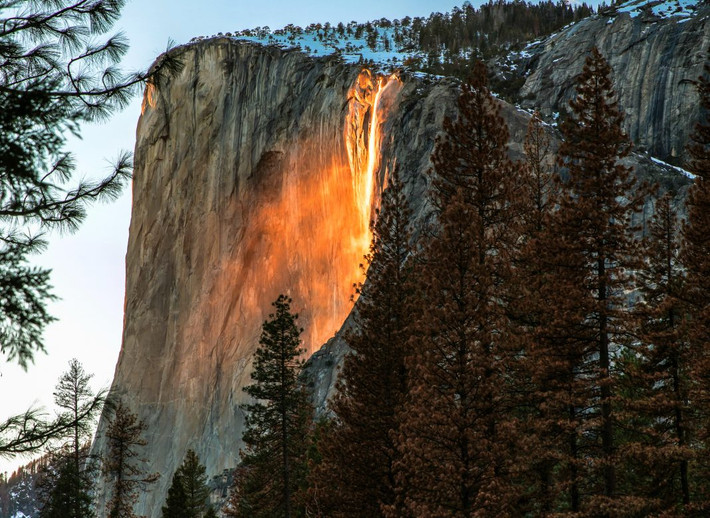Dù hiện tượng “thác lửa” ở công viên quốc gia Yosemite không dễ gặp do không phải lúc nào thời tiết cũng thuận lợi nhưng hàng năm có tới hàng triệu du khách tới với hy vọng sẽ nhìn thấy cảnh quan ngoạn mục ấy.