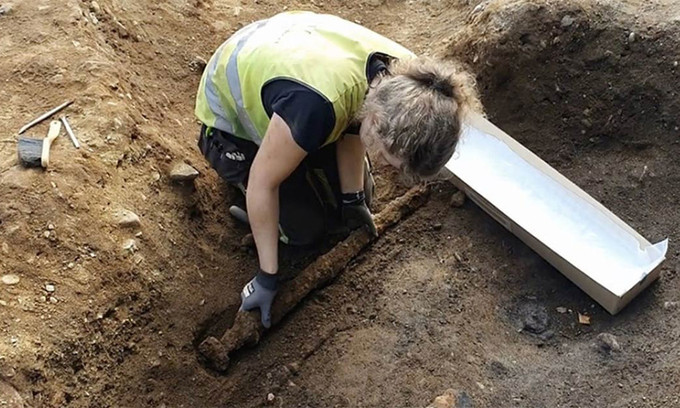 Trong cuộc khai quật một ngôi mộ cổ thuộc về chiến binh Viking ở làng Vinjeora, Vinjefjorden, các nhà khảo cổ Na Uy có phát hiện bất ngờ. Họ tìm thấy một thanh kiếm 1.100 tuổi.