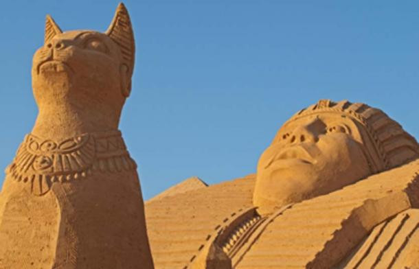 Thần Bastet đại diện cho vẻ đẹp, tình yêu, niềm vui, hạnh phúc và bảo vệ con người.