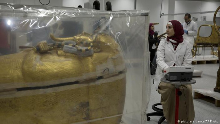 Một số chuyên gia cho rằng, sau khi vua Tutankhamun, nữ hoàng Ankhesenamun phải tái giá với người lên ngôi sau đó là pharaoh Ay.