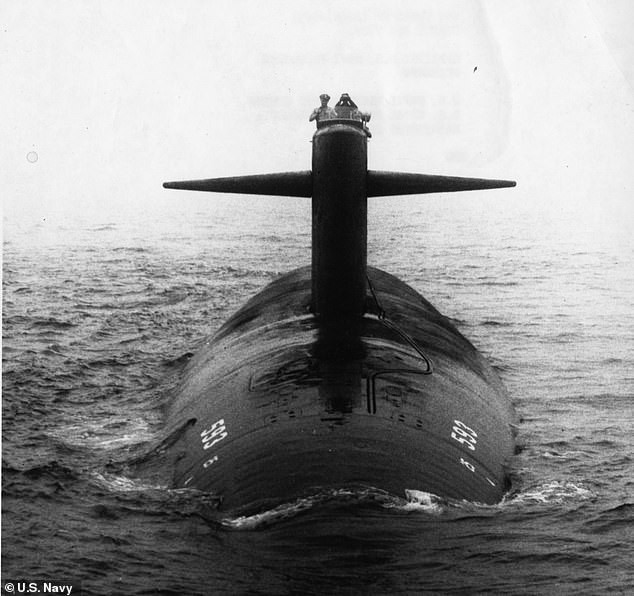 Vào ngày hôm ấy, tàu ngầm tấn công hạt nhân USS Thresher rời cảng Portsmouth ở New Hamshire, Mỹ để tham gia hành trình thử nghiệm trên biển.