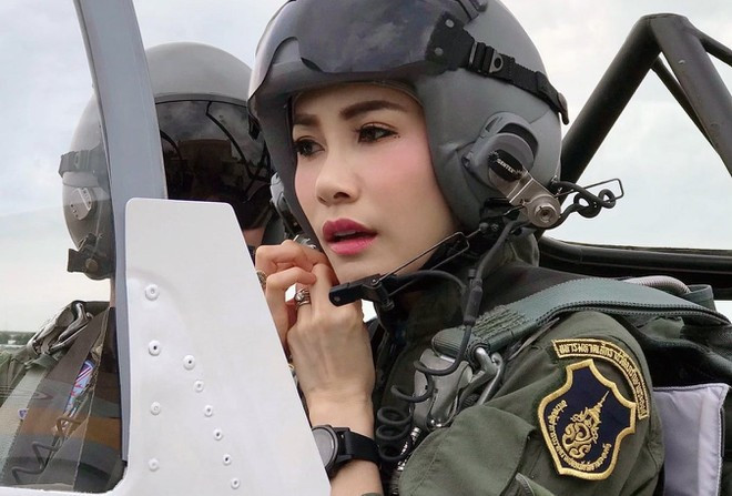 Hoàng quý phi Sineenat Wongvajirapakdi từng tham gia huấn luyện phi công ở Thái Lan và Đức.