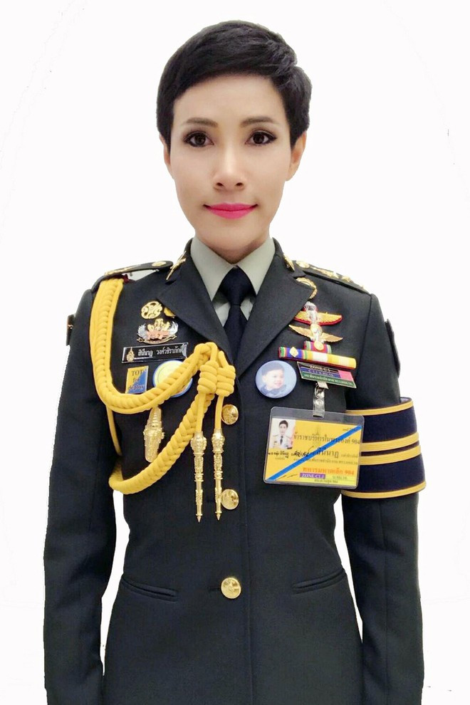 Quốc vương Maha Vajiralongkorn phong hàm thiếu tướng cho bà Sineenat vào tháng 5/2019.