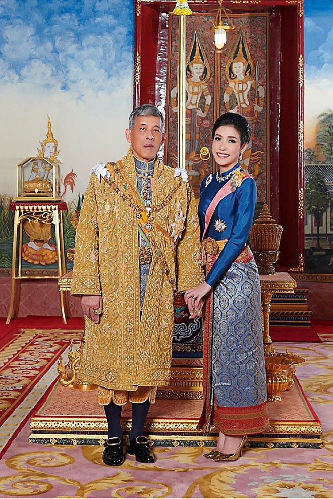 Hoàng gia Thái Lan cho biết thêm Hoàng quý phi Thái Lan Sineenat Wongvajirapakdi vẫn giữ sự trong sạch và xứng đáng với những tước hiệu, chức vụ hoàng gia và quân đội trước đó của bà.
