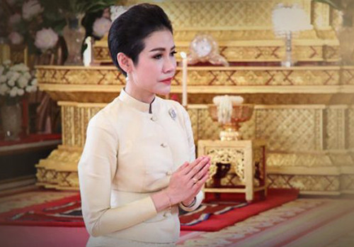 Tuy nhiên, Hoàng quý phi Sineenat Wongvajirapakdi bị Quốc vương Maha Vajiralongkorn tước hết tước hiệu hoàng gia và quân hàm vào tháng 10/2019 vì bị cho là “không trung thành với nhà vua” và “chống lại việc bổ nhiệm Hoàng hậu (Suthida)... vì tham vọng cá nhân".