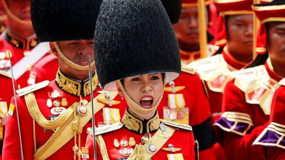 Bà Sineenat từng là y tá quân đội trước khi được tuyển vào phục vụ thái tử Vajiralongkorn - người hiện tại là Quốc vương Thái Lan.