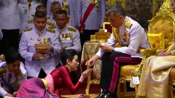 Đây là lần đầu tiên một Quốc vương Thái Lan công khai có hơn một người vợ kể từ khi nền quân chủ chuyên chế kết thúc vào năm 1932. Theo đó, bà Sineenat trở thành Hoàng quý phi đầu tiên của Thái Lan kể từ năm 1921.