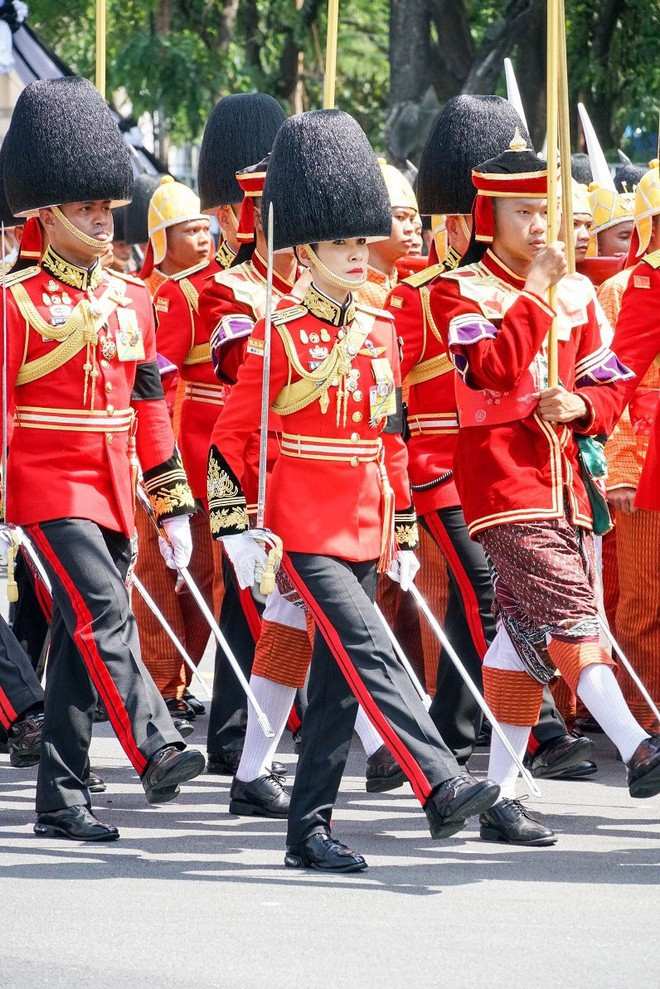 Vào năm 2015, bà Sineenat trở thành cận vệ hoàng gia với cấp bậc thiếu tá và được thăng cấp đại tá vào năm 2018.