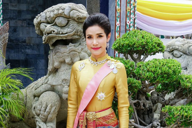 Bà Sineenat sinh năm 1985 tại tỉnh Nan, miền bắc Thái Lan. Hoàng quý phi này tốt nghiệp Học viện Quân y Hoàng gia khi 23 tuổi.