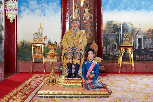 Theo thông báo của Hoàng gia Thái Lan ngày 2/9, Quốc vương Thái Lan Maha Vajiralongkorn (còn gọi là vua Rama X) phục vị toàn bộ tước hiệu hoàng gia và quân hàm cho Hoàng quý phi Sineenat Wongvajirapakdi. Quyết định này có hiệu lực từ ngày 28/8.