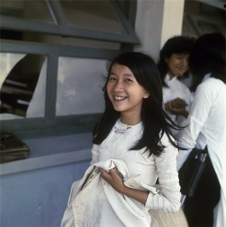 Ngày nay, bé gái này là một quý bà U70.