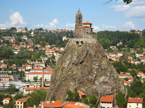 Nhà thờ Saint-Michel d'Aiguilhe gây chú ý tọa lạc trên miệng núi lửa đã ngừng hoạt động. Theo đó, nhà thờ xây cách mặt đất 84m.