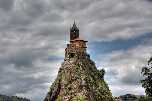 Để đến được nhà thờ Saint-Michel d'Aiguilhe, du khách cần phải trèo lên 268 bậc thang tạc từ đá.