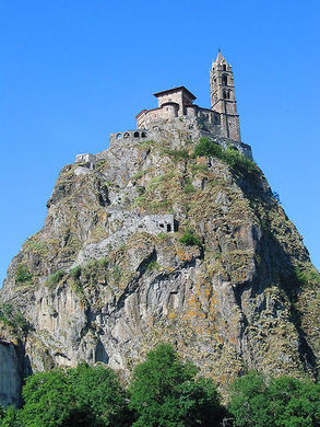 Nằm ở Aiguilhe, gần Le Puy-en-Velay, Pháp, nhà thờ cổ hơn 1.000 tuổi Saint-Michel d'Aiguilhe là một trong những địa điểm du lịch nổi tiếng thế giới.