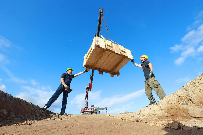 Ở giữa ngôi mộ là một chiếc vạc có kích thước 4m x 4m. Xung quanh chiếc vạc là hài cốt của 6 phụ nữ. Những bộ hài cốt này được xếp ngay ngắn giống như kim đồng hồ.