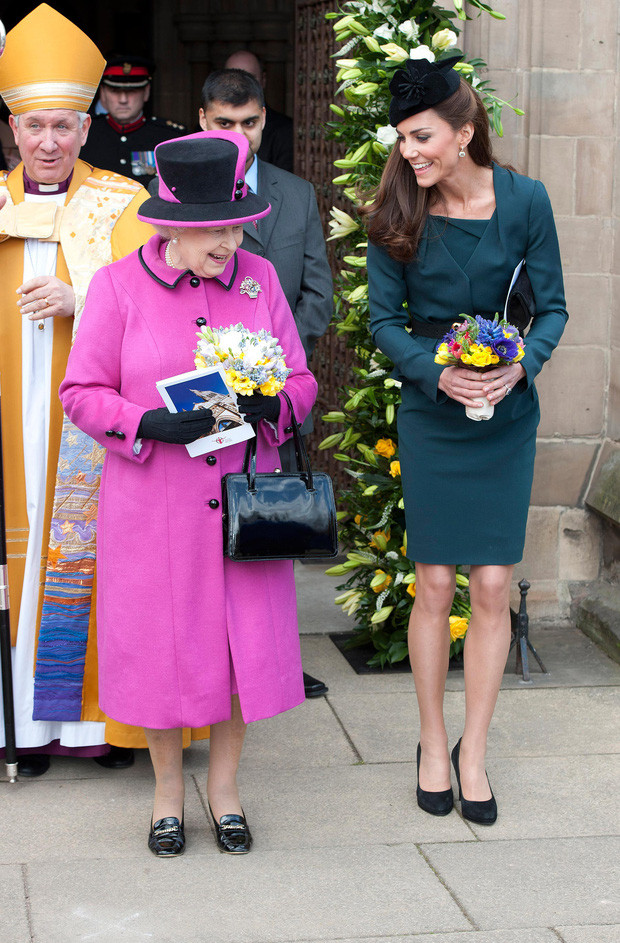 Công nương Kate Middleton vô cùng tinh tế trong việc chọn trang phục. Trong số này có việc thành viên Hoàng gia Anh được đánh giá cao trong việc chọn quần tất vừa có màu gần giống với da chân vừa không lo tụt giày.