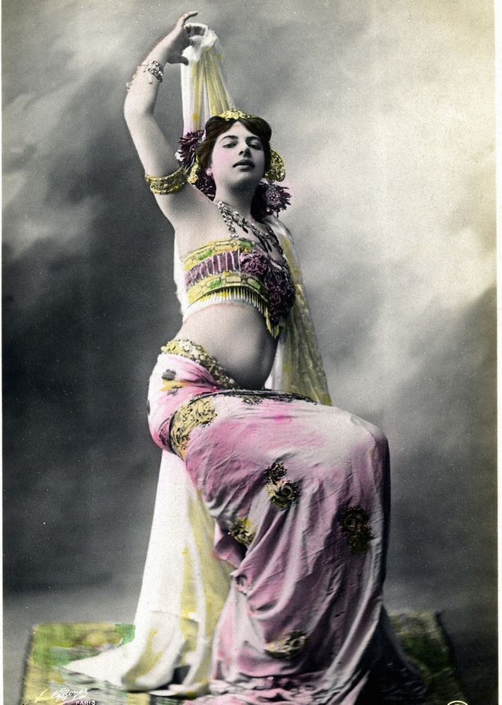 Với những buổi diễn thành công vang dội, Mata Hari trở thành mỹ nhân nổi tiếng ở Paris được nhiều quý ông giàu có, chính trị gia quyền lực theo đuổi, tặng nhiều món quà quý giá. Nhờ vậy, cuộc sống của bà trở lên sung túc và khá giả.