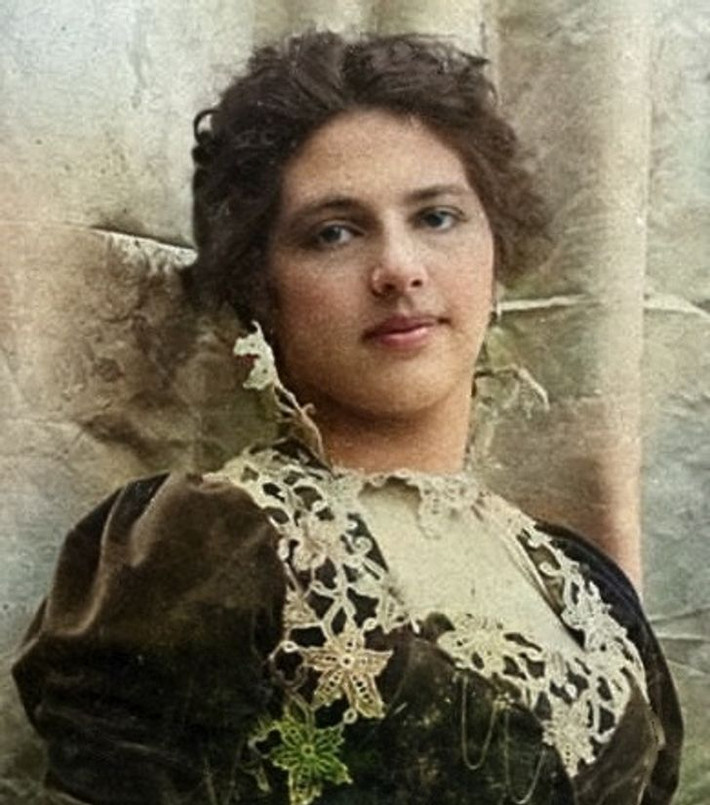 Nữ điệp viên quyến rũ nổi tiếng thế kỷ 20 Mata Hari (1876 - 1917) tên thật là Margaretha Geertruida Zelle. Bà sinh ở thị trấn Leeuwarden, Hà Lan. Trong tiếng Mã Lai, Mata Hari có nghĩa là "Con mắt của ban ngày" tức Mặt trời.