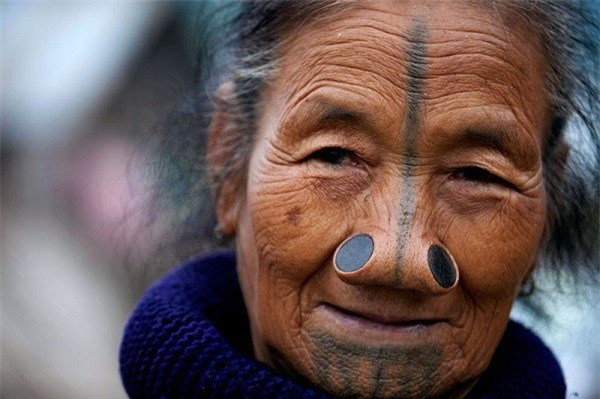 Phụ nữ bộ tộc Apatani không chỉ xinh đẹp nhất cao nguyên Apatani mà còn đẹp nhất bang Arunachal, Ấn Độ. Ấy vậy mà họ lại có kiểu làm đẹp không giống ai là biến mình trở nên xấu xí với 2 lỗ mũi “khủng” và dị dạng.