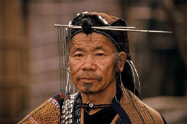 Đã có một thời gian dài, Arunachal được ví như “khu vườn bộ lạc” và không ai có thể ghé thăm ngôi làng của người Apatani. Những ngôi nhà của người Apatani được làm bằng rơm và tre, sàn nhà thường cao hơn so với nền đất để tránh mùa mưa lũ. Với khoảng 60.000 thành viên, người Apatani đã từng có cuộc sống hoang dại và sơ khai khi họ làm nông mà không cần đến máy móc hay sức kéo động vật, không ghi chép lại mà chỉ truyền miệng từ đời này sang đời kia.