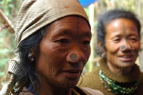 Người Apatani hay còn gọi là người Tanii, là một bộ tộc người sinh sống trong thung lũng Ziro thuộc cao nguyên Apatani bang Arunachal của Ấn Độ. Là một bộ tộc hiền lành, giản dị nhưng những người trong bộ tộc có cách làm đẹp kỳ lạ khiến người đối diện không khỏi rùng mình.