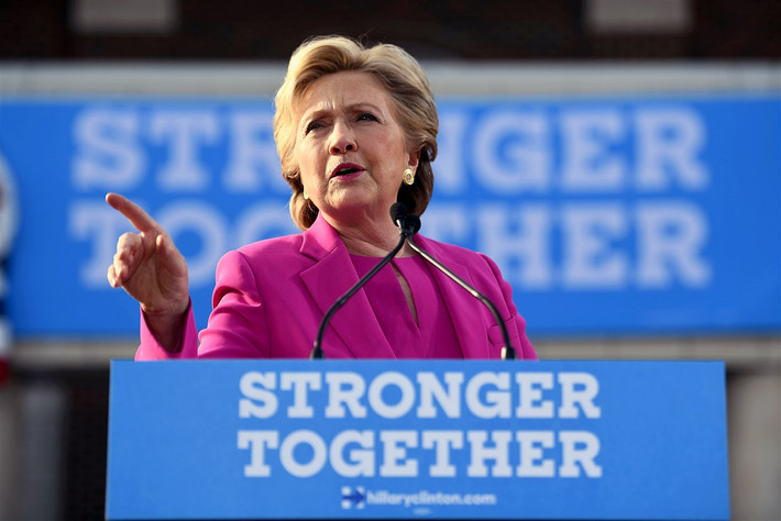 Trong khi đó, ứng viên Tổng thống Clinton lựa chọn slogan là "Stronger together" ("Cùng nhau mạnh mẽ hơn”).