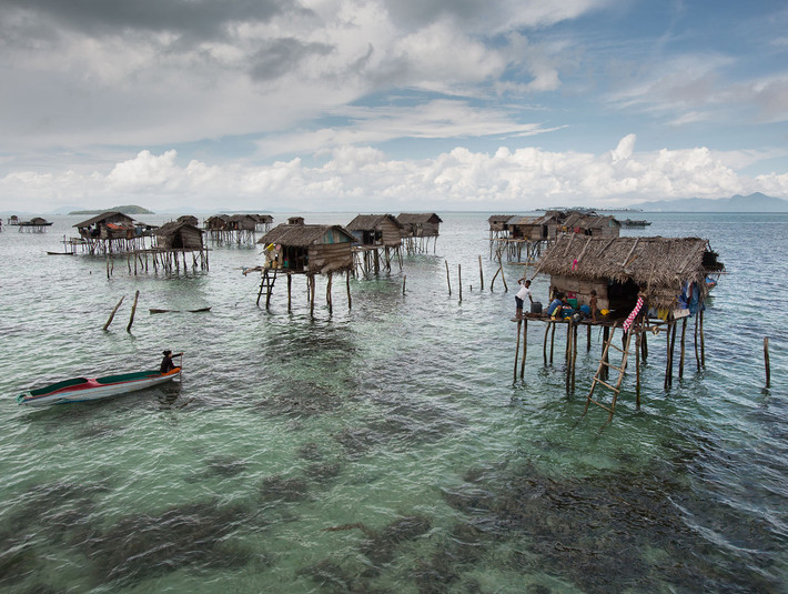 Xuất phát từ cuộc sống trên biển, bộ tộc Bajau dựng những ngôi nhà nổi làm từ gỗ và tre ở những vùng nước có san hô.