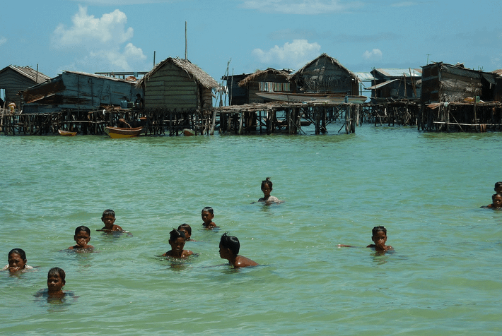 Ngày nay, người dân bộ tộc Bajau sống gần các bờ biển tại các hòn đảo nhỏ.