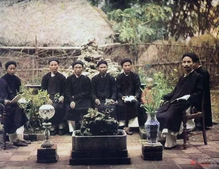 Theo đó, áo dài nam là trang phục truyền thống của đàn ông Việt Nam. Khi khoác lên người bộ trang phục này, nam giới toát lên phong thái chỉn chu, nghiêm trang và đĩnh đạc.
