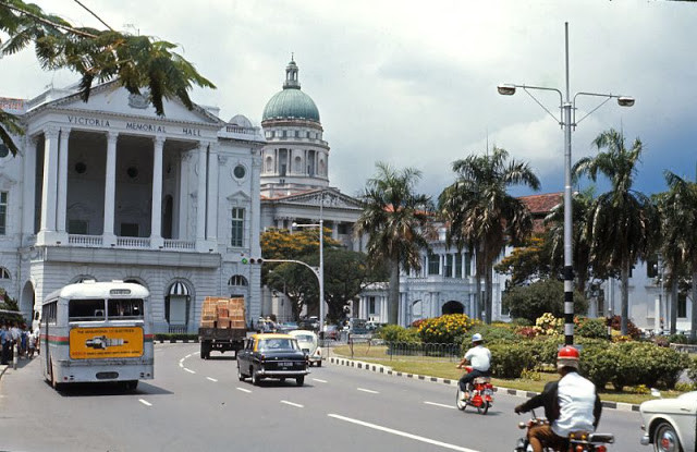 Đường phố Singapore xanh - sạch - đẹp, không có bất cứ rác thải nào ở ngoài đường. Chính vì vậy, quốc đảo sư tử được ca ngợi thành phố sạch nhất thế giới trong suốt nhiều thập kỷ qua. .