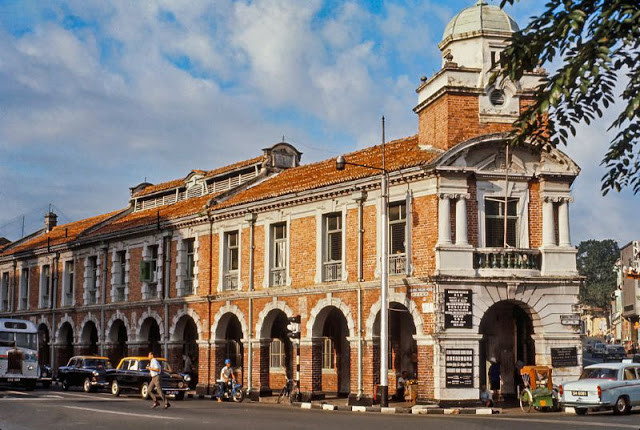 Nhịp sống bình yên của người dân ở quốc đảo Singapore. Những tòa nhà cổ kính ở nơi đây lưu giữ nhiều giá trị văn hóa - lịch sử.