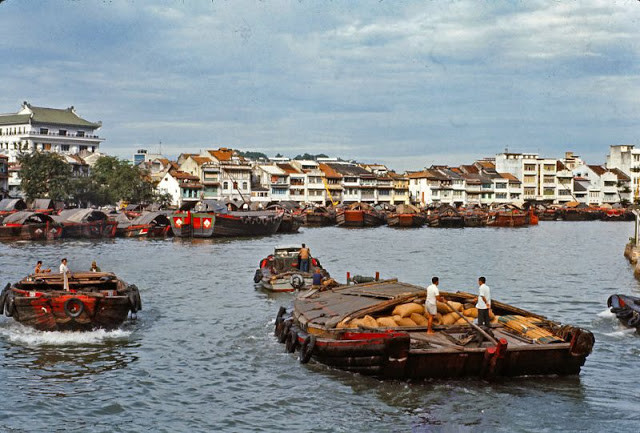 Tàu thuyền ra vào tấp nập tại một bến cảng ở Singapore.