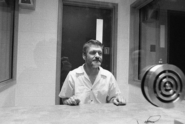 Vào năm 1969, Kaczynski bất ngờ từ bỏ công việc giảng dạy tại Đại học California và chuyên đến sống tại một túp lều nhỏ ở ngoại ô Lincoln, bang Montana. Chính tại nơi này, thiên tài một thời học cách chế tạo bom và lên kế hoạch đánh bom thư.