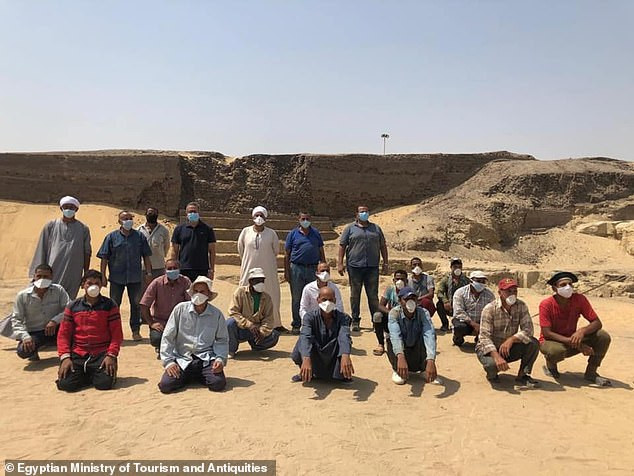 Trong những năm qua, các nhà khảo cổ tìm thấy nhiều hầm mộ ở Saqqara. Không ít hầm mộ bị giới trộm mộ phá niêm phong và lấy đi nhiều đồ tùy táng chôn cất cùng người chết.