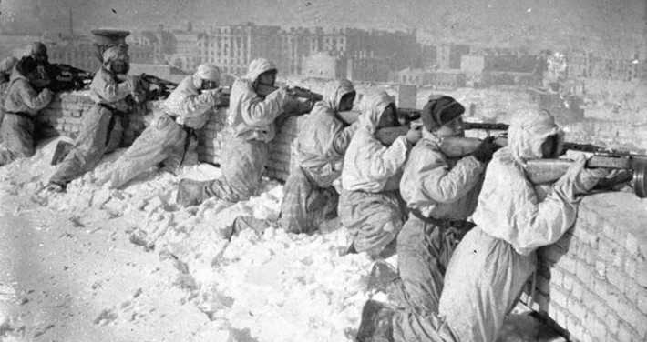 Trong thời gian từ tháng 10/1942 - 1/1943, Zaytsev bắn hạ 242 lính Đức. Với thành tích đáng nể này, Zaytsev được trao danh hiệu Anh hùng Liên bang Xô Viết.