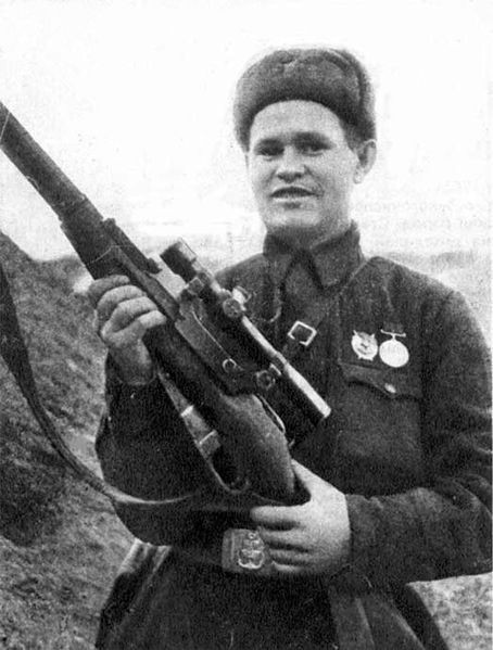 Trong Thế chiến 2, Vasily Grigoryevich Zaytsev (1915 - 1991) ghi tên vào lịch sử khi trở thành tay súng bắn tỉa xuất chúng của Hồng quân Liên Xô.