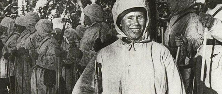 Về sau, Simo Hayha được phát cho một khẩu tiểu liên Suomi M-31 SMG. Với vũ khí hiện đại hơn, xạ thủ người Phần Lan tiếp tục tiêu diệt được nhiều lính địch. Theo một số tài liệu, ông tiêu diệt ít nhất 705 đối thủ.