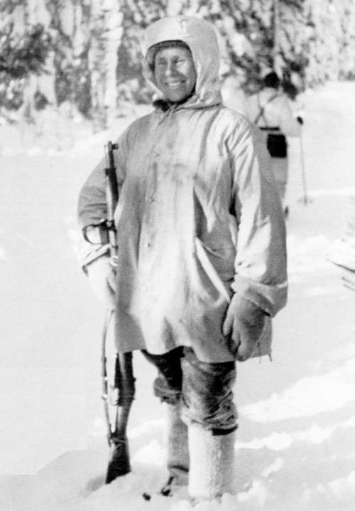 Simo Hayha (1905 - 2002) nổi tiếng lịch sử là xạ thủ bắn tỉa huyền thoại của quân đội Phần Lan trong Chiến tranh Liên Xô - Phần Lan năm 1940. Xạ thủ này được quân Liên Xô đặt cho biệt danh "cái chết trắng".