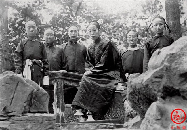 Trong số các hậu phi của Hoàng đế Quang Tự, Trân phi là người nổi tiếng xinh đẹp, thông minh và giỏi đánh cờ, được Hoàng đế đặc biệt sủng ái. Long Dụ Hoàng hậu ở giữa ảnh.