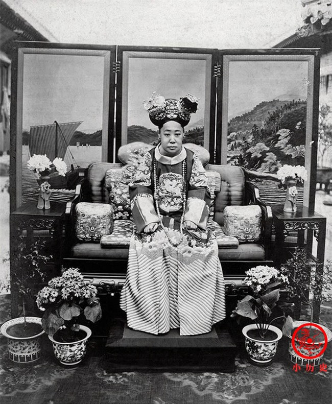 Cẩn phi Tha Tha Lạp thị là chị em cùng cha khác mẹ với Trân phi. Năm Quang Tự thứ 15, hai chị em Tha Tha Lạp thị nhập cung cùng lúc, sơ phong Tần. Khi đấy, Hoàng đế vô cùng sủng ái Trân phi, Cẩn phi nhờ sự ân sủng của Trân tần mà địa vị trong hậu cung không hề thấp bé. Cẩn phi là một người cẩn trọng, bụng dạ trung hậu và không quá phô trương. Chính vì vậy mà dù không có hảo cảm cũng không làm khó Cẩn phi.