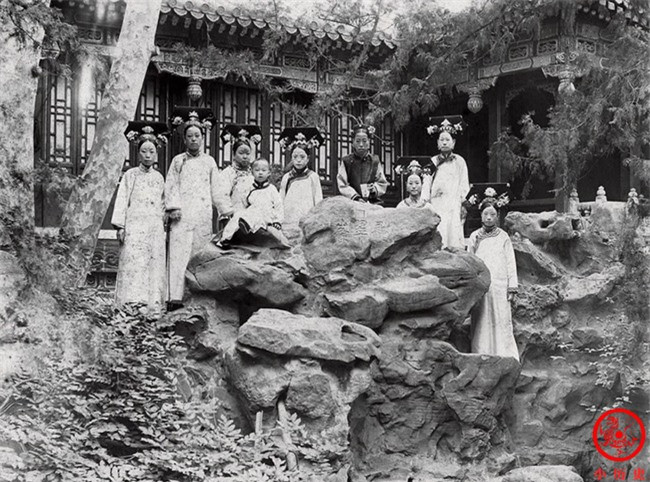 Hedlund, một nhà truyền giáo người Mỹ đã ghi chép về Long Dụ Hoàng hậu trong quyển "Cung đình cuối triều Thanh trong mắt một người Mỹ" như thế này: "Mỗi khi đến ngày hè, thỉnh thoảng chúng tôi nhìn thấy Hoàng hậu cùng thị nữ rảo bước chầm chậm trong cung. Trên gương mặt của nàng thường mang theo nét khoan thai và dịu dàng. Nàng luôn sợ làm phiền người khác và cũng không bao giờ can thiệp vào bất kỳ chuyện gì". Trong ảnh: Long Dụ Thái hậu (áo đen) và Phổ Nghi lúc bé tại Hoa viên Kiến Phúc Cung. Chán nản cuộc sống trong hậu cung, sức khỏe của Long Dụ Thái hậu ngày càng yếu đi và qua đời vì bệnh nặng khi vừa hơn 40 tuổi.