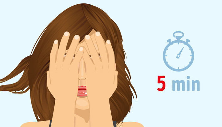 Để mắt tiếp xúc với bóng tối: Bạn hãy chống hai khuỷu tay lên bàn, đưa hai bàn tay lên che kín mắt. Thư giãn và nhìn vào trong bóng tối khoảng 2-5 phút.