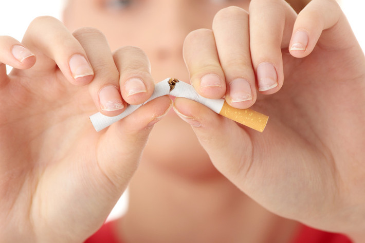 Bỏ thuốc lá: Các nghiên cứu gần đây cho thấy nicotin có tác động tiêu cực trực tiếp đến mật độ xương. Ngoài ra, hút thuốc lá trì hoãn sự hồi phục xương bằng khoảng 60% sau khi gãy xương.