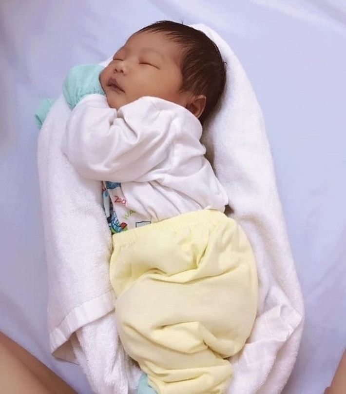 Bước 3: Mẹ vỗ vỗ vào lưng bé để bé ngủ. Em bé sẽ từ từ chìm vào giấc ngủ êm ái. Bé sẽ ngủ mỗi giấc khoảng 2 tiếng.
