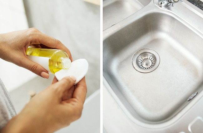 Dầu mỹ phẩm: Bạn có thể sử dụng dầu mỹ phẩm để rửa bồn rửa bằng thép không gỉ. Chỉ cần nhỏ một giọt dầu trên một miếng vải rồi chà xát bề mặt bồn rửa và sau đó lau bằng khăn giấy.