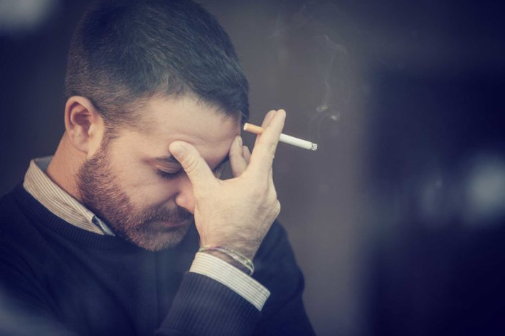 Hút thuốc lá: Các nghiên cứu đã chứng minh được rằng, những người hút thuốc lá có nguy cơ bị đau thắt lưng cao hơn gấp 2 lần so với những người chưa bao giờ hút thuốc.