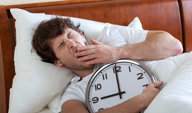 Ngủ nướng: Dịp nghỉ lễ 2/9 hay các ngày lễ tết, chúng ta thường có thói quen xấu là ngủ nướng, nhưng hãy để ý đến mức độ. Việc ngủ quá nhiều có thể gây nên các triệu chứng như đau đầu, mệt mỏi, trí nhớ giảm sút…