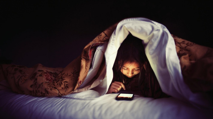 “Dính mắt” vào các thiết bị công nghệ: Việc luôn "dính chặt" với các thiết bị công nghệ trong ngày nghỉ có thể gây nhiều tác hại đối với sức khỏe, từ giảm khả năng tập trung và năng suất làm việc đến khó ngủ và stress nặng. Ảnh: Internet.