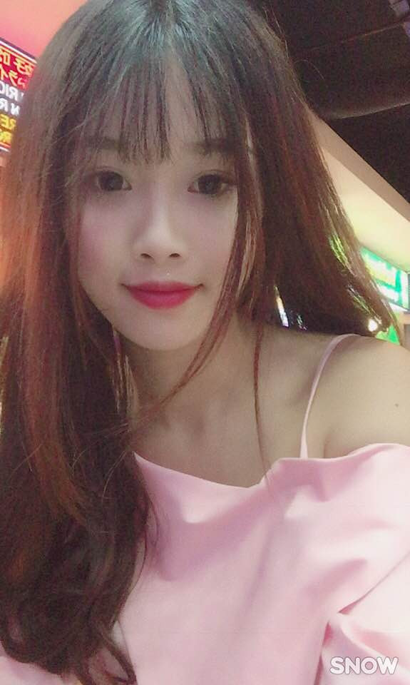 Chiếc áo hồng trễ vai vừa tôn được làn da trắng vừa mang đến nét dịu dàng cho Trang Nhung.