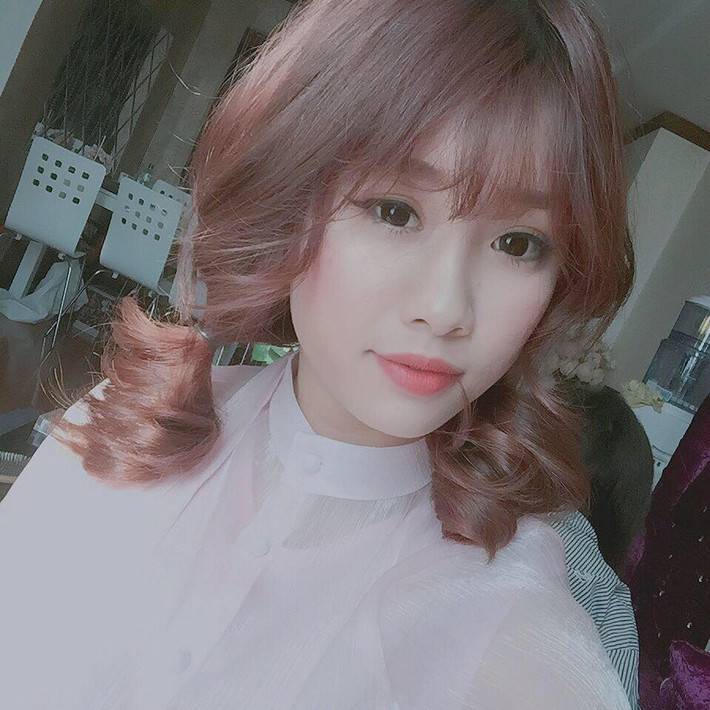 Trang Nhung trang điểm xinh như búp bê.